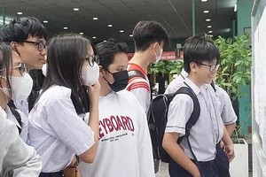 学生们在查看录取通知。（示意图：互联网）