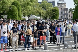 在被美军投下原子弹79周年的“核爆日”，人们在投下时刻默哀。