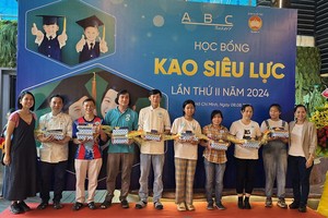 高慧芳（右一）和高慧明（左一）发奖学金给员工子弟。