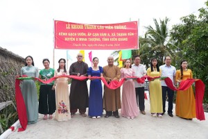 第八郡慈善团和当地政府为新建圆通桥举行落成剪綵。