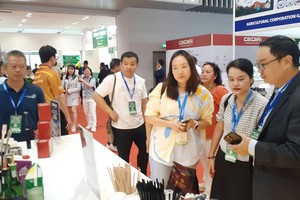 众多饮料业者参观展览。