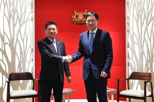 越南财政部长胡德福（左）与新加坡财政部第二部长徐芳达。（图：越通社）