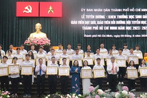 市领导同获表彰的优秀生合影留念。（图：市党部新闻网）