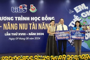 平仙公司总经理尤丽娟颁励学经费给第六郡劳动联团和励学会。