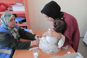 加沙地带的一名妇女带着婴儿前往医疗诊所就诊。（图：互联网）