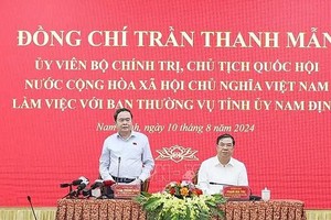 国会主席陈清敏（左）出席会议并发表指导意见。（图：越通社）