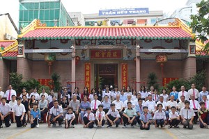 海南会馆理事会成员与嘉宾和优秀生合照留念。