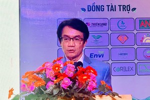 越南废弃物回收协会主席陈越英在仪式上致辞。（图：海燕）