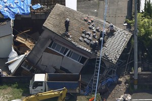 当地时间2024年8月9日，日本宫崎县日向滩发生7.1级地震后倒塌的房屋。 （图：互联网）