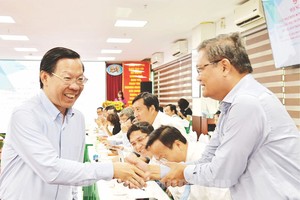 市人委会主席潘文迈与代表交谈。（图：市党部新闻网）