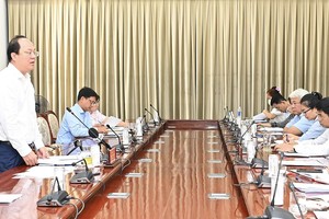 爱国竞赛运动与关照民生相结合