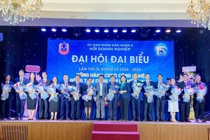 市、郡领导向新的一届执委成员赠花祝贺。