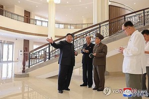 图为 7月11日至12日，金正恩（左一）对三池渊的建设工作进行全面指导。（图：韩联社/朝中社）