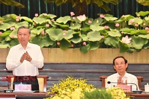 党中央总书记、国家主席苏林（左）出席会议。