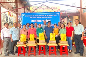 崇正会馆各理监事向各华人穷人发送济品。