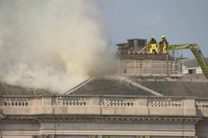 消防队在火警现场展开灭火行动。（图：互联网）