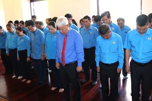 市工会干部缅怀胡志明主席与孙德胜主席