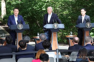 当地时间2023年8月18日，在美国华盛顿附近的戴维营，韩国总统尹锡悦（左起）、美国总统拜登、日本首相岸田文熊在首脑会谈后联合举行记者会，介绍会谈成果。（图：韩联社）