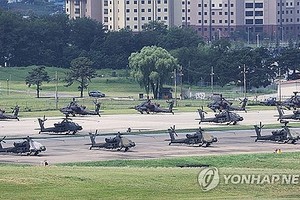 8月18日，在京畿道平泽市的驻韩美军基地“汉弗莱营”，阿帕奇直升机正在待命。（图：韩联社）