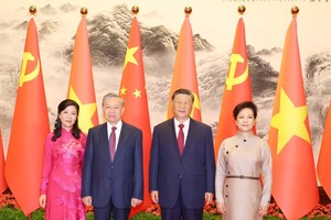 中共中央总书记、中国主席习近平与夫人彭丽媛和越南共产党中央总书记、国家主席苏林和夫人吴芳璃合影。（图：越通社）