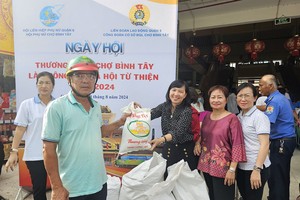 平西市场商贩派发大米