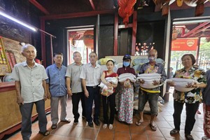 霞漳会馆理事会向清贫户派发盂兰节礼物。