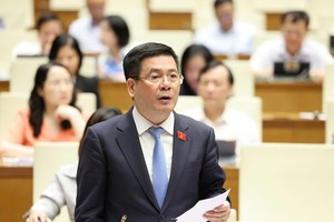 工商部长阮鸿延在会议上回答国会代表质询。