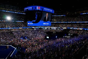 当地时间8月19日，2024年美国民主党全国代表大会在芝加哥开幕。乔·拜登总统的演讲在伊利诺伊州芝加哥联合中心内播出。（图：互联网）