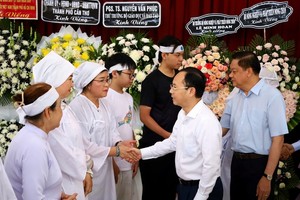 芹苴市市委书记阮文孝（右二）亲往弔唁武松春教授并向家属表示慰问。（图：金英）