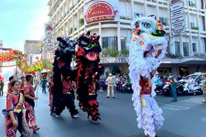 龙狮团参与本市盛大活动一隅。