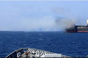 一艘商船21日下午在亚丁以南约57海里处遭到袭击，所幸船只未受损，船员安全。（图：伊拉克沙法齐通讯社）