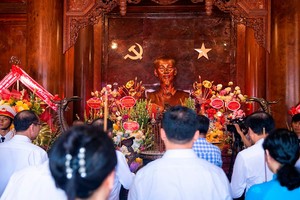 各界人士与民众纷纷前来胡志明主席纪念馆敬香怀念胡志明主席。（图：德英）