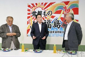 日本首相岸田文雄赴当地鱼市场试食。（图：共同社）