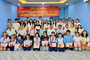 罗氏大宗祠理监事与优秀子弟合照。