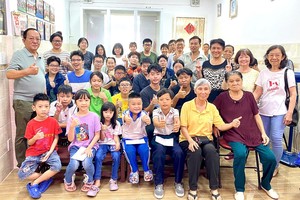 麦氏大宗祠理监事与优秀子弟合照。