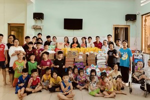 新慈念外语中心师生关爱孤儿