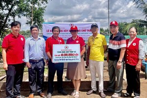 华企陈弟和黎氏友杏夫妇赞助捐建2间红十字会屋。