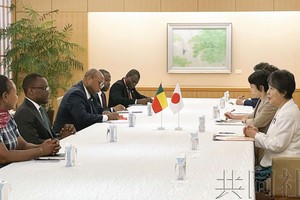 8月23日，日本外相上川阳子在外务省与贝宁部长等举行会谈。（图：共同社）