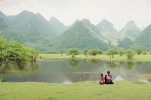 《走在灿烂的天空》除了描绘少数民族文化之外，还介绍高平山水如画的景色。