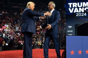 特朗普（左）在亚利桑那州举行的竞选集会上拥抱到来支持的小罗伯特‧肯尼迪。（图：好无聊）