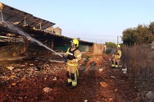 在以色列北部加利利地区，消防人员在一处由火箭弹引起的火灾现场进行灭火。（图：互联网）