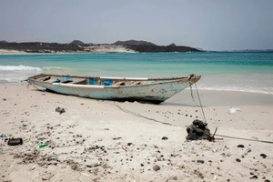 一艘船停靠在也门一个村庄的岸边，难民们抵达这里。（图：AP）