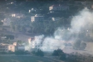 黎巴嫩南部真主党军事目标遭以色列轰炸。（图：互联网）