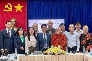 市旅居海外越南人联络会主席黎文秋（前排中）与市侨助中心新主任林光贵律师（左一）与贵宾合照留念。