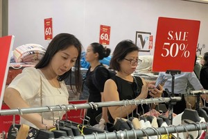 图为消费者在去年促销会上选购物品。