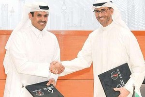 卡塔尔能源公司总裁兼首席执行官卡比（左）与科威特石油公司副董事长兼首席执行官萨巴赫（右）签署协议。