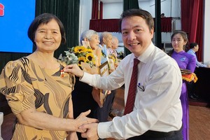 两位华人获 50 年党龄纪念章