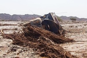 苏丹溃坝洪水冲毁的汽车。（图：新华社）