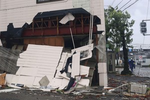 突然刮起暴风导致建筑物外墙脱落。（图：共同社）