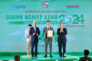 市人委会副主席武文欢给企业颁发“本市绿色企业”称号。（图：明春）